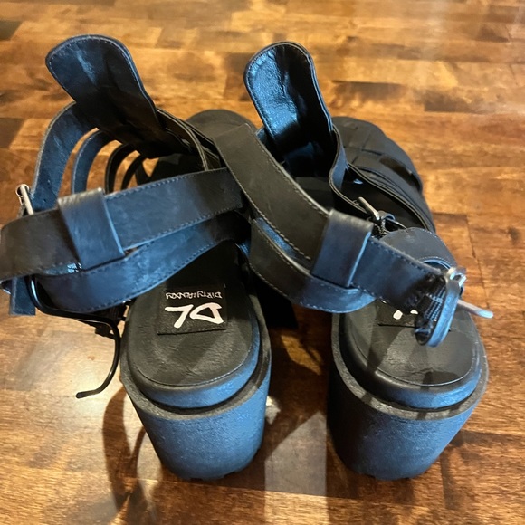 Nike - Picture 9 of 11